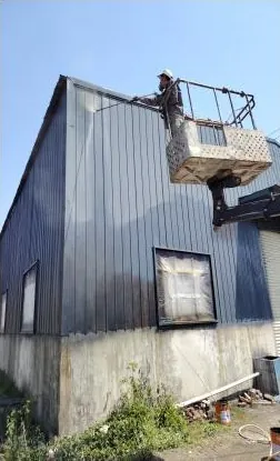 新余纸箱厂厂房翻新：高空车外墙喷涂